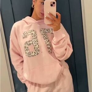 Light pink Hollister Hoodie oversized 76 cheetah/leopard print